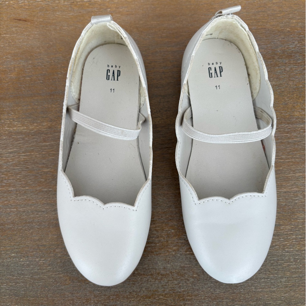 GAP White Dress Shoes with Classic Design and Versatile Style